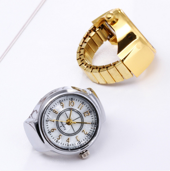 Orologio anello al dito
