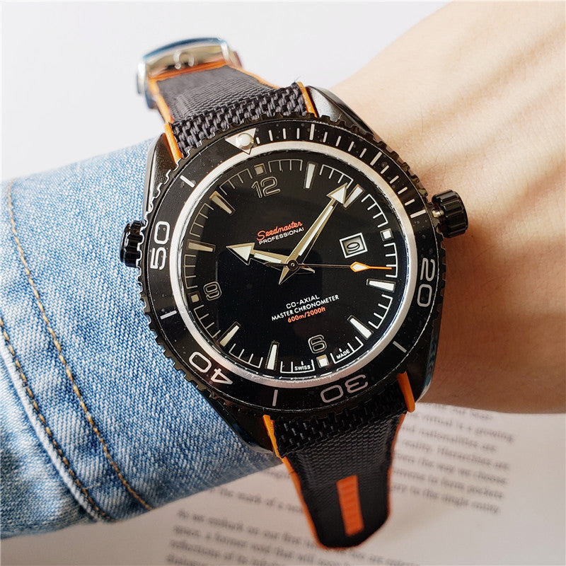Black casual man's round quartz watch 