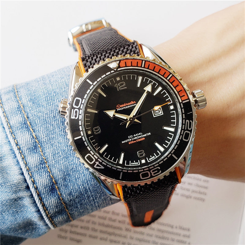 Black casual man's round quartz watch 
